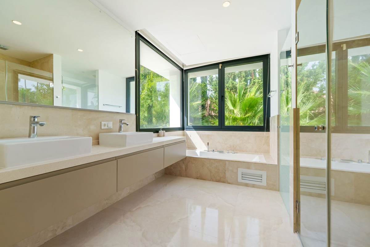 Se vende Villa - Chalet de 5 dormitorios en Costa Del Sol, Málaga, España