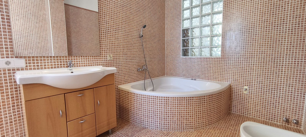 4 Bed Townhouse for sale in El Campello Costa Blanca, Alicante, Spain