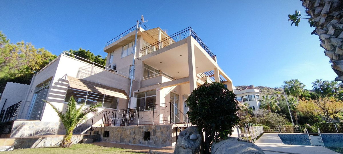 4 Bed Townhouse for sale in El Campello Costa Blanca, Alicante, Spain