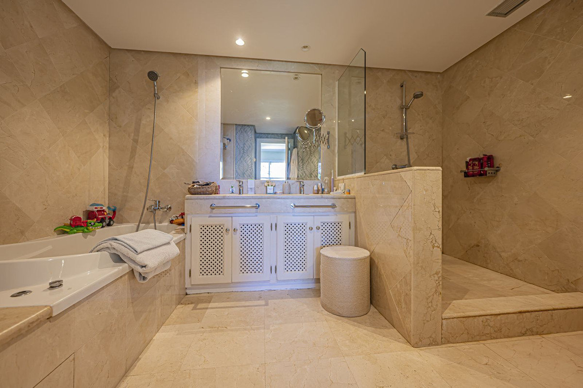 3 Bed Apartment for sale in La Mairena Costa Del Sol, Málaga, Spain