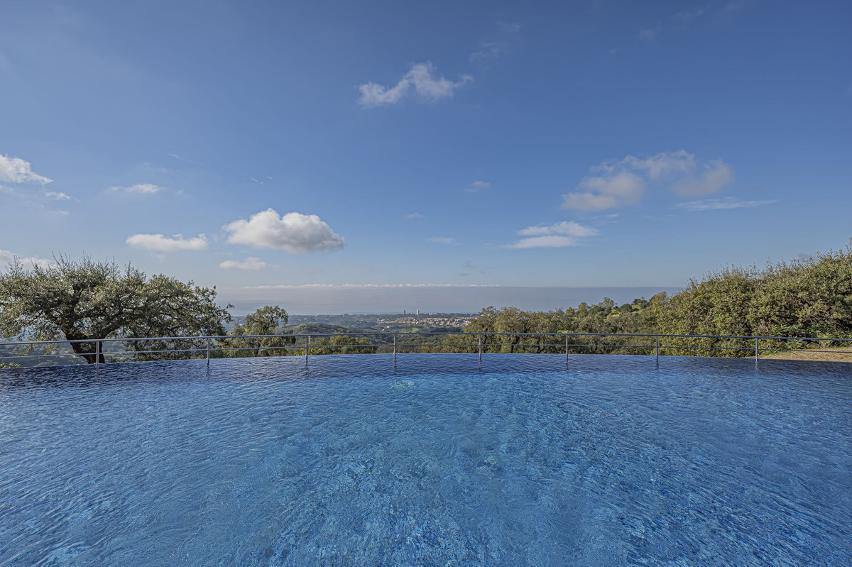 3 Bed Apartment for sale in La Mairena Costa Del Sol, Málaga, Spain