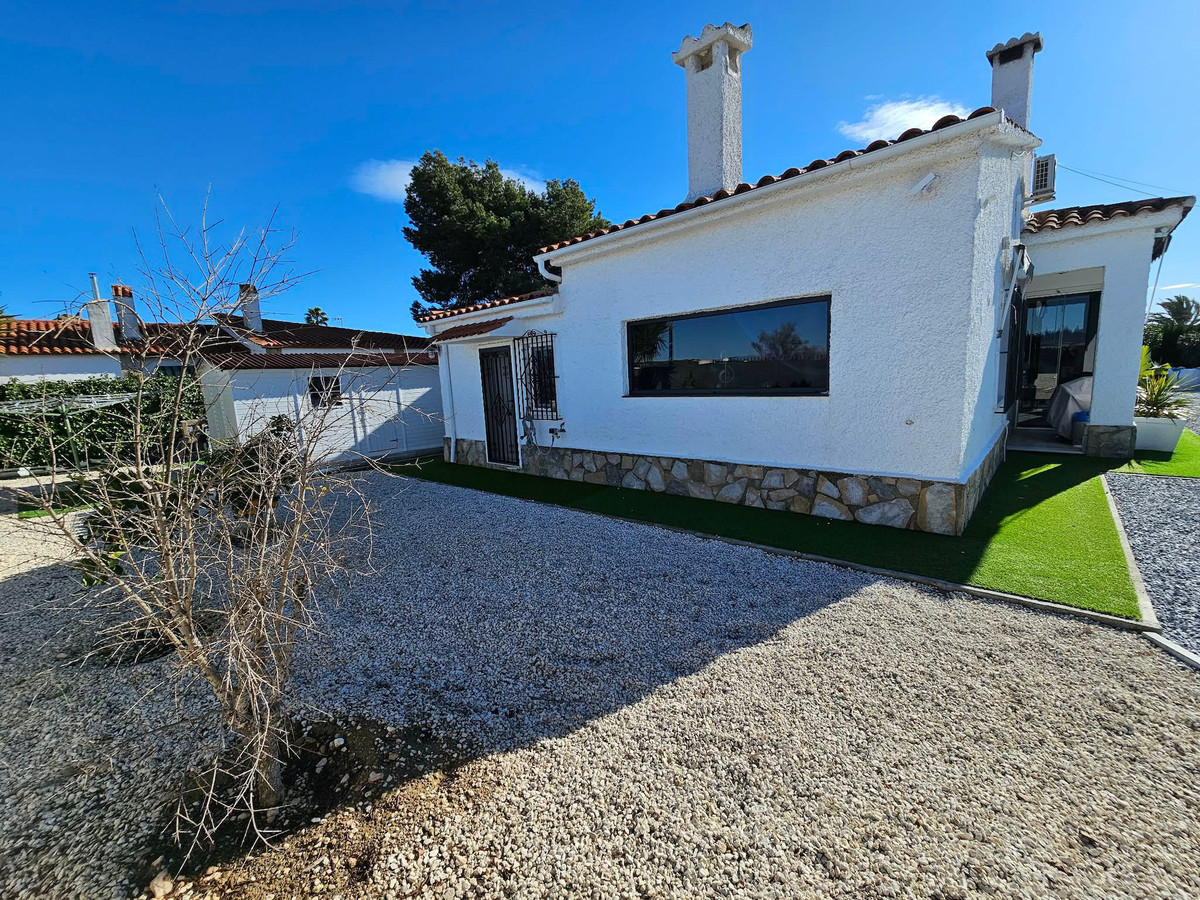 Se vende Villa - Chalet de 4 dormitorios en Costa Blanca, Alicante, España