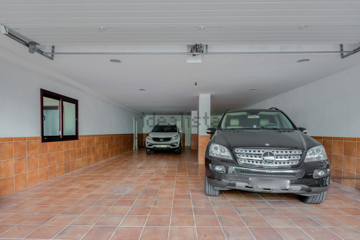 5 Bed Townhouse for sale in Los Flamingos Costa Del Sol, Málaga, Spain