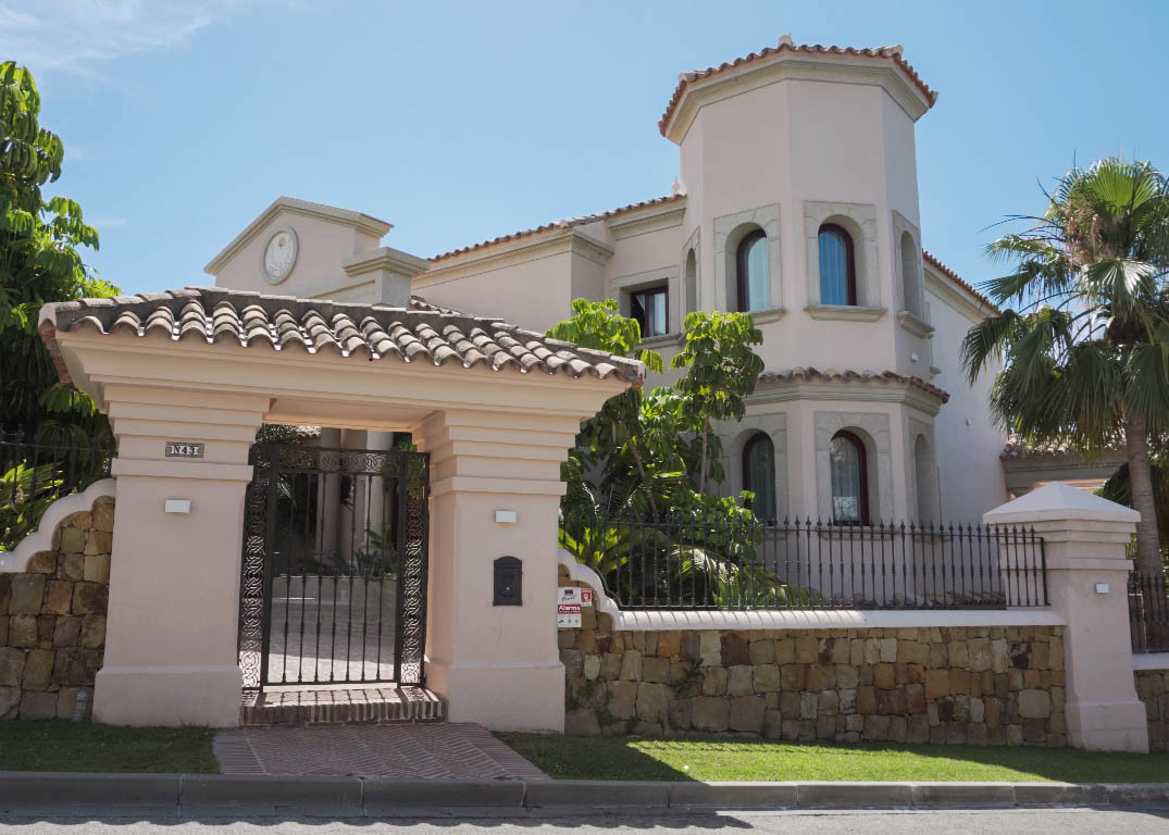 5 Bed Townhouse for sale in Los Flamingos Costa Del Sol, Málaga, Spain