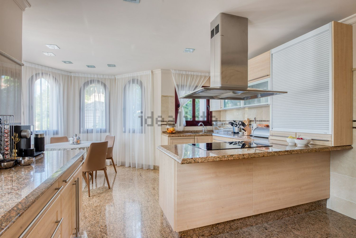 5 Bed Townhouse for sale in Los Flamingos Costa Del Sol, Málaga, Spain