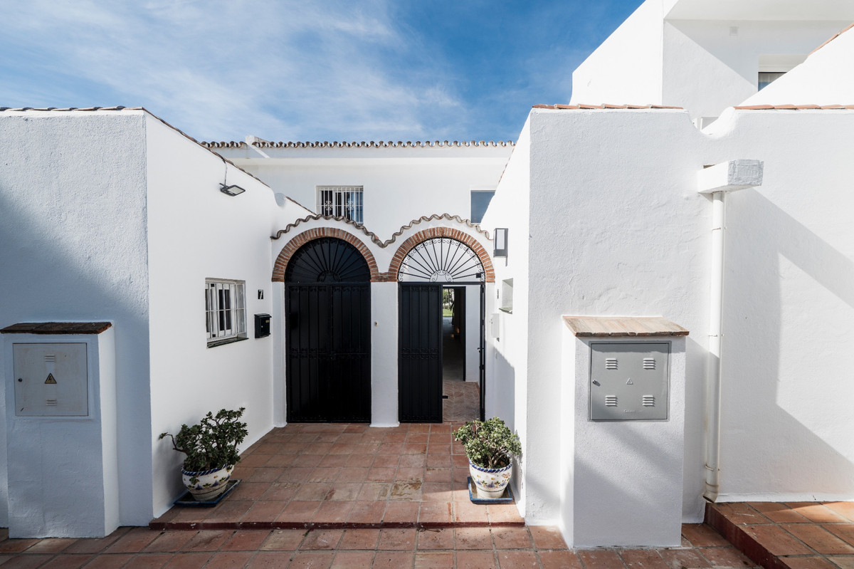 4 Bed Townhouse for sale in Nueva Andalucía Costa Del Sol, Málaga, Spain