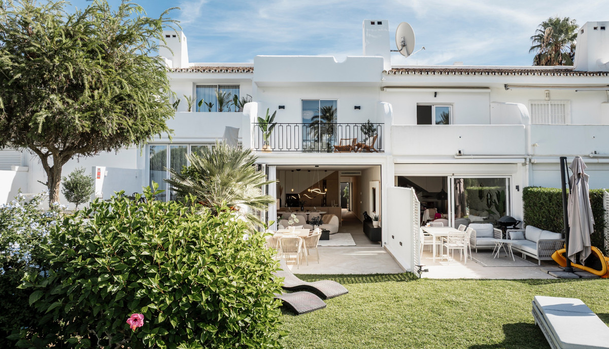 4 Bed Townhouse for sale in Nueva Andalucía Costa Del Sol, Málaga, Spain