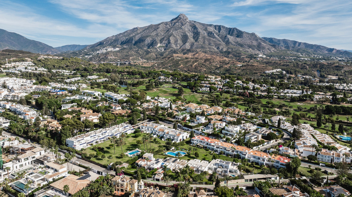 4 Bed Townhouse for sale in Nueva Andalucía Costa Del Sol, Málaga, Spain
