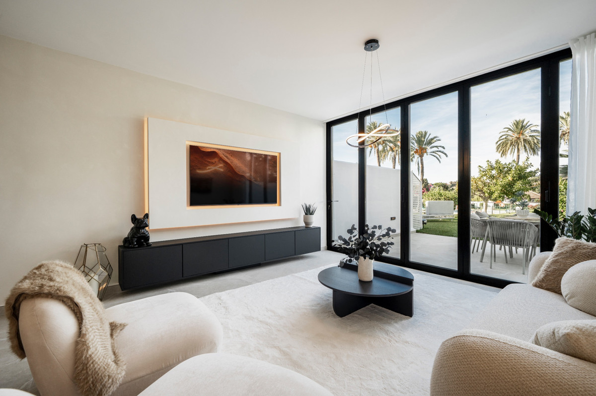 4 Bed Townhouse for sale in Nueva Andalucía Costa Del Sol, Málaga, Spain