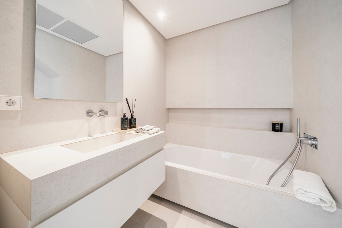 3 Bed Apartment for sale in Benahavís Costa Del Sol, Málaga, Spain