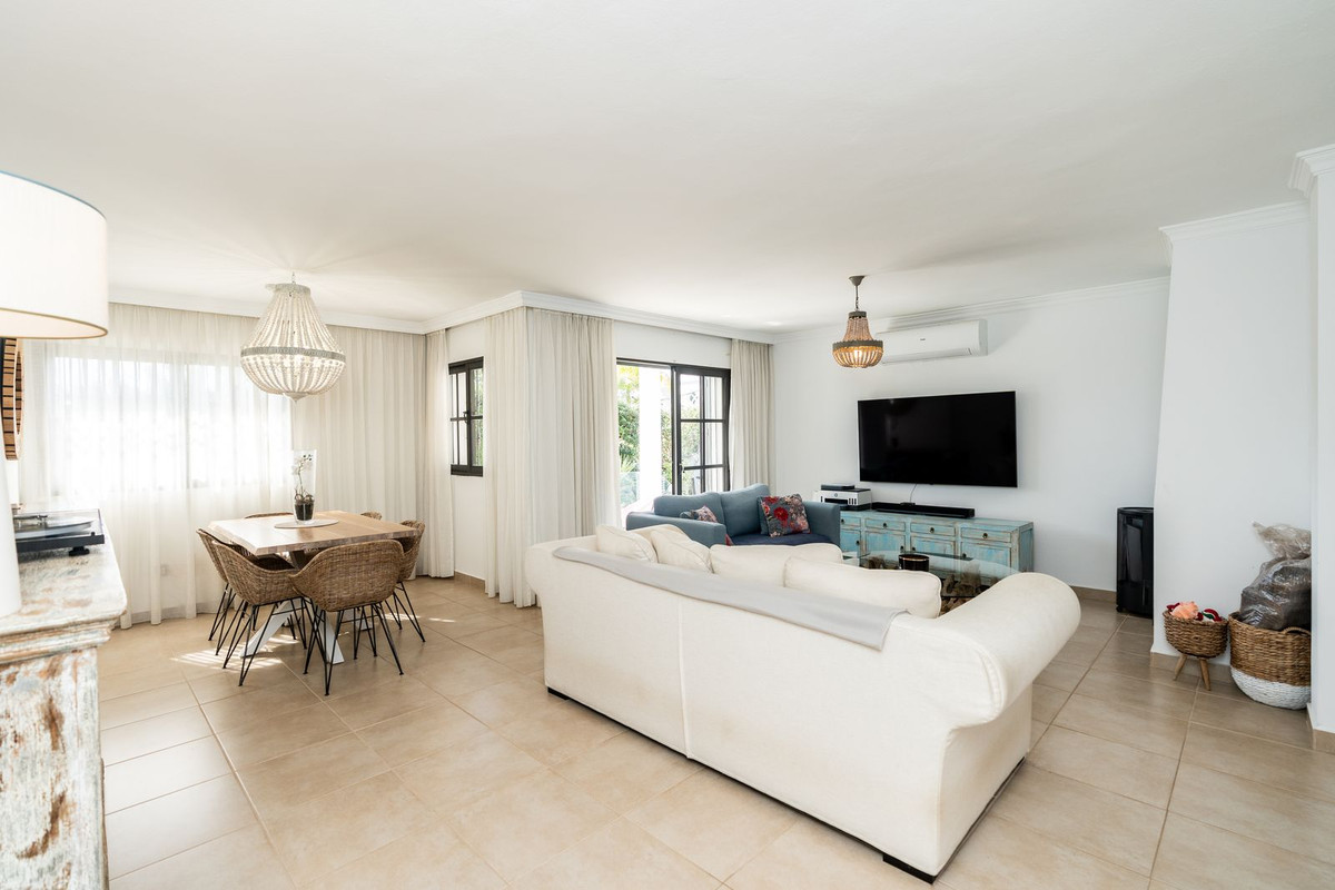 5 Bed Townhouse for sale in El Paraiso Costa Del Sol, Málaga, Spain