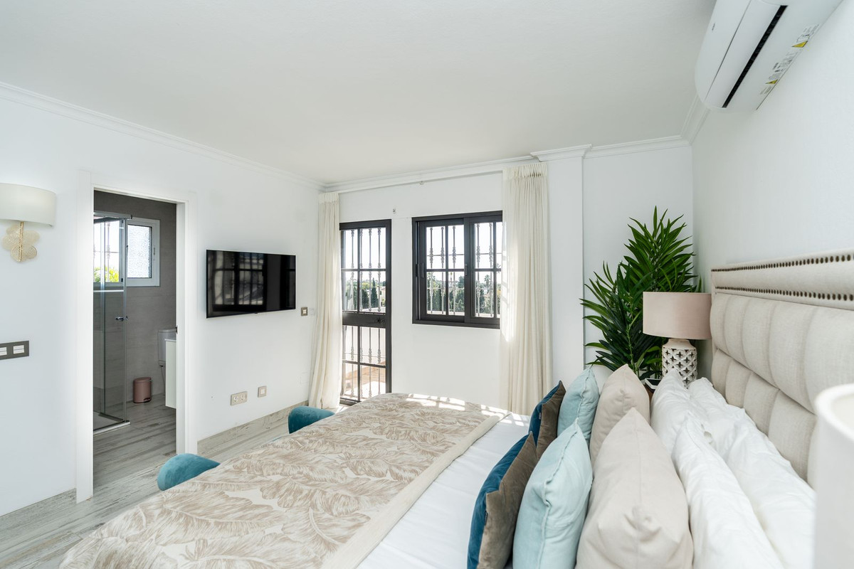 5 Bed Townhouse for sale in El Paraiso Costa Del Sol, Málaga, Spain
