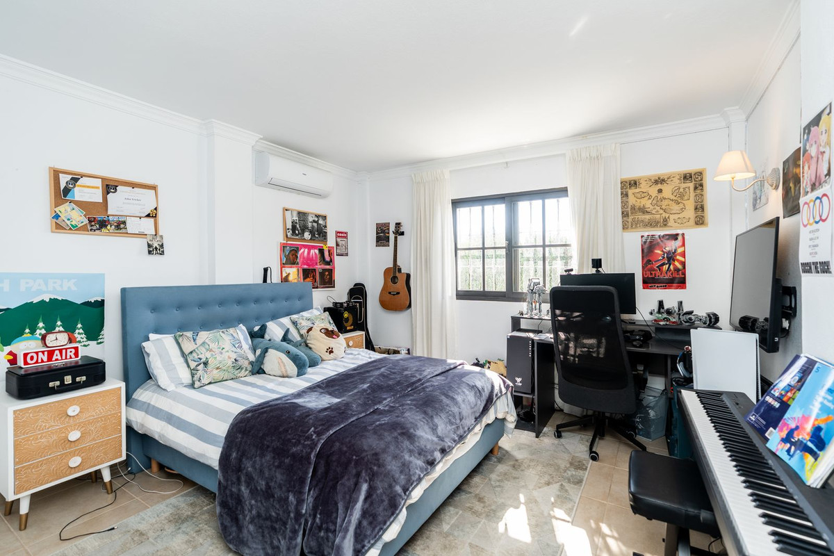 5 Bed Townhouse for sale in El Paraiso Costa Del Sol, Málaga, Spain