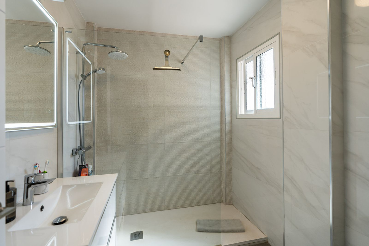 5 Bed Townhouse for sale in El Paraiso Costa Del Sol, Málaga, Spain