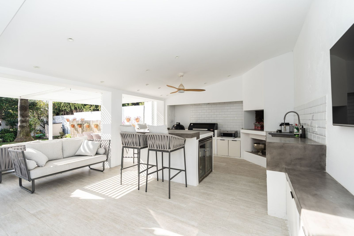 5 Bed Townhouse for sale in El Paraiso Costa Del Sol, Málaga, Spain