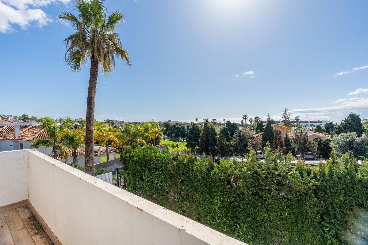 5 Bed Townhouse for sale in El Paraiso Costa Del Sol, Málaga, Spain