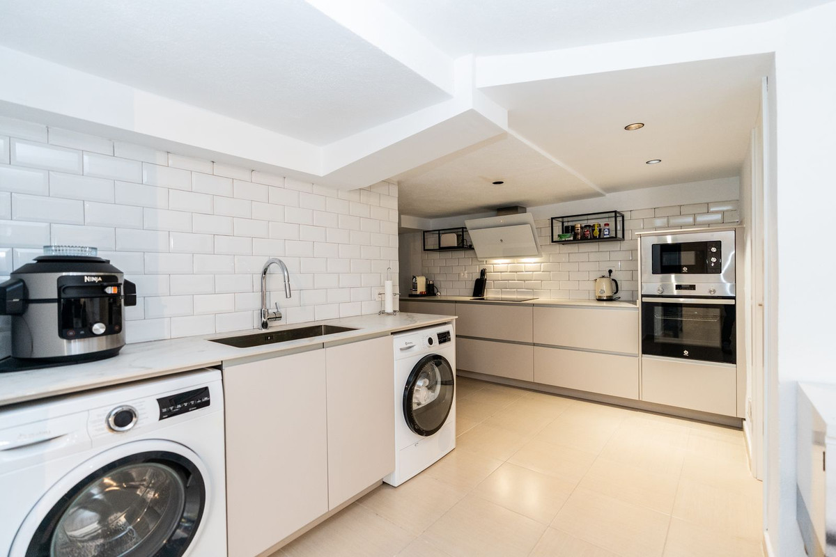 5 Bed Townhouse for sale in El Paraiso Costa Del Sol, Málaga, Spain
