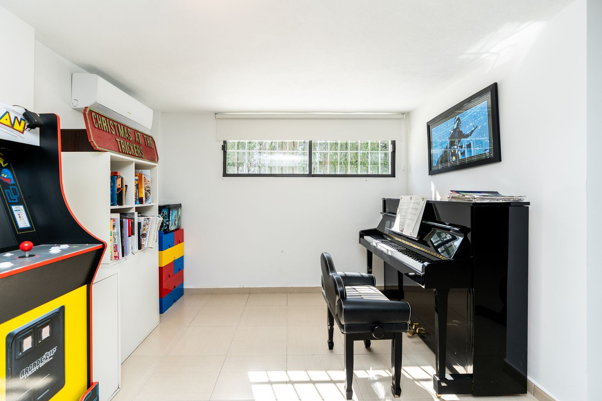5 Bed Townhouse for sale in El Paraiso Costa Del Sol, Málaga, Spain