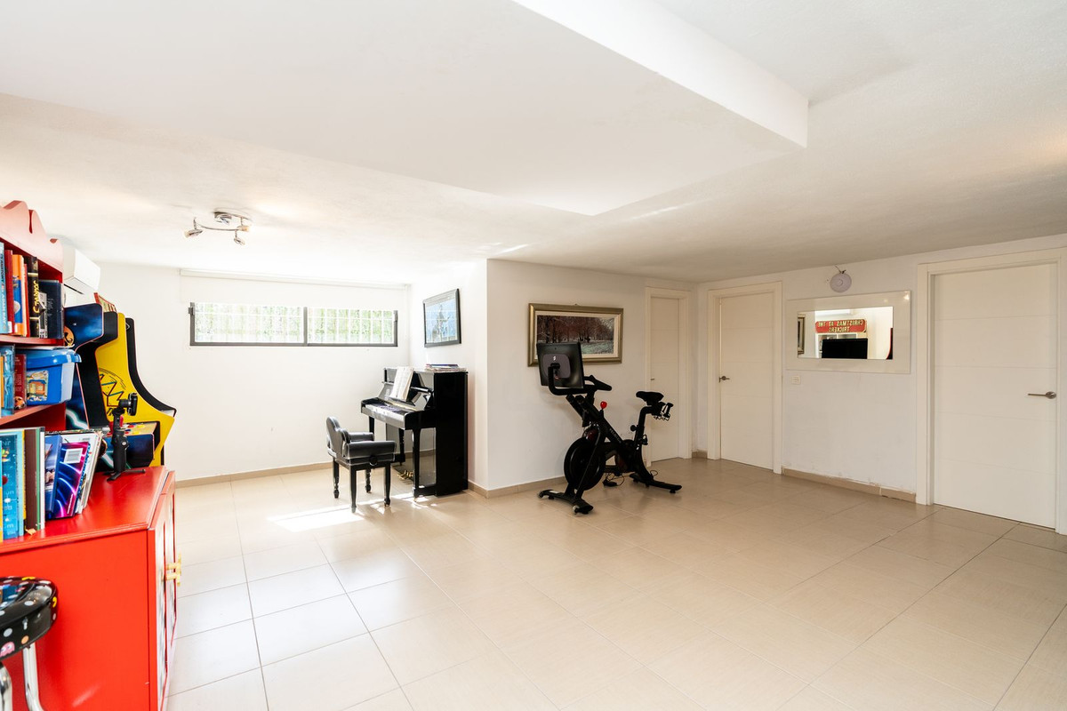 5 Bed Townhouse for sale in El Paraiso Costa Del Sol, Málaga, Spain