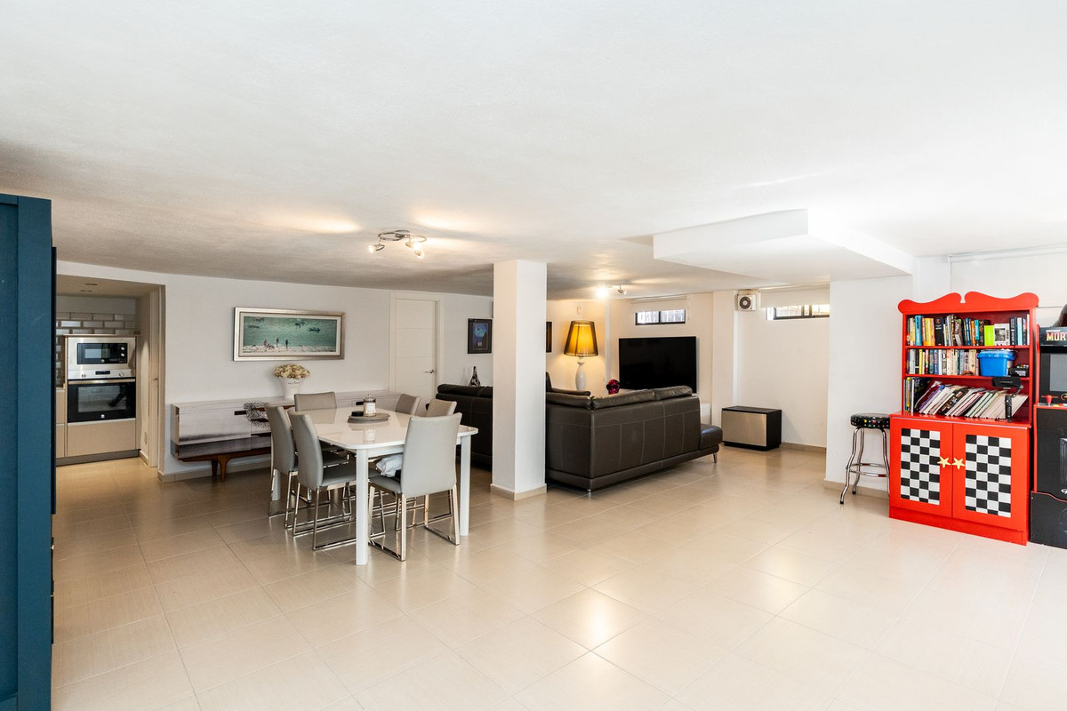 5 Bed Townhouse for sale in El Paraiso Costa Del Sol, Málaga, Spain