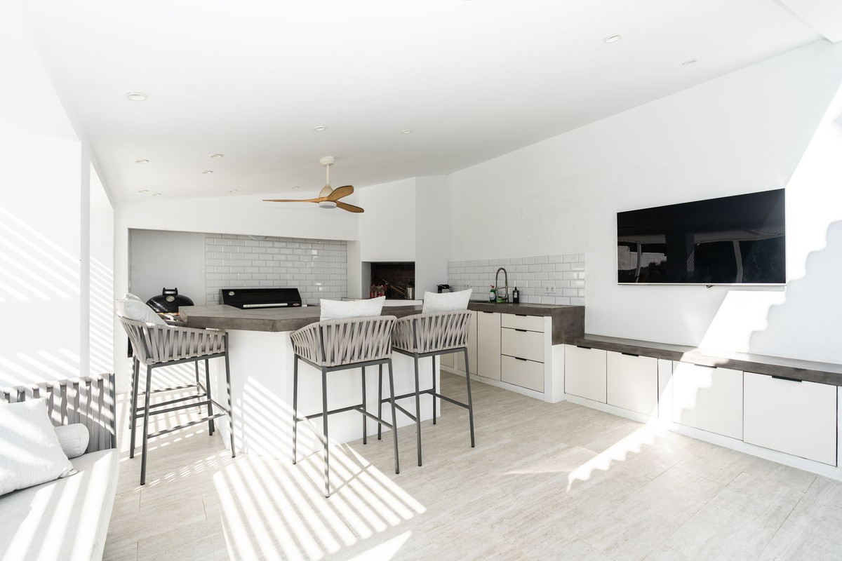 5 Bed Townhouse for sale in El Paraiso Costa Del Sol, Málaga, Spain