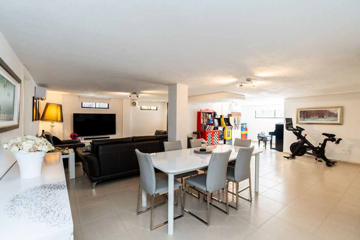 5 Bed Townhouse for sale in El Paraiso Costa Del Sol, Málaga, Spain