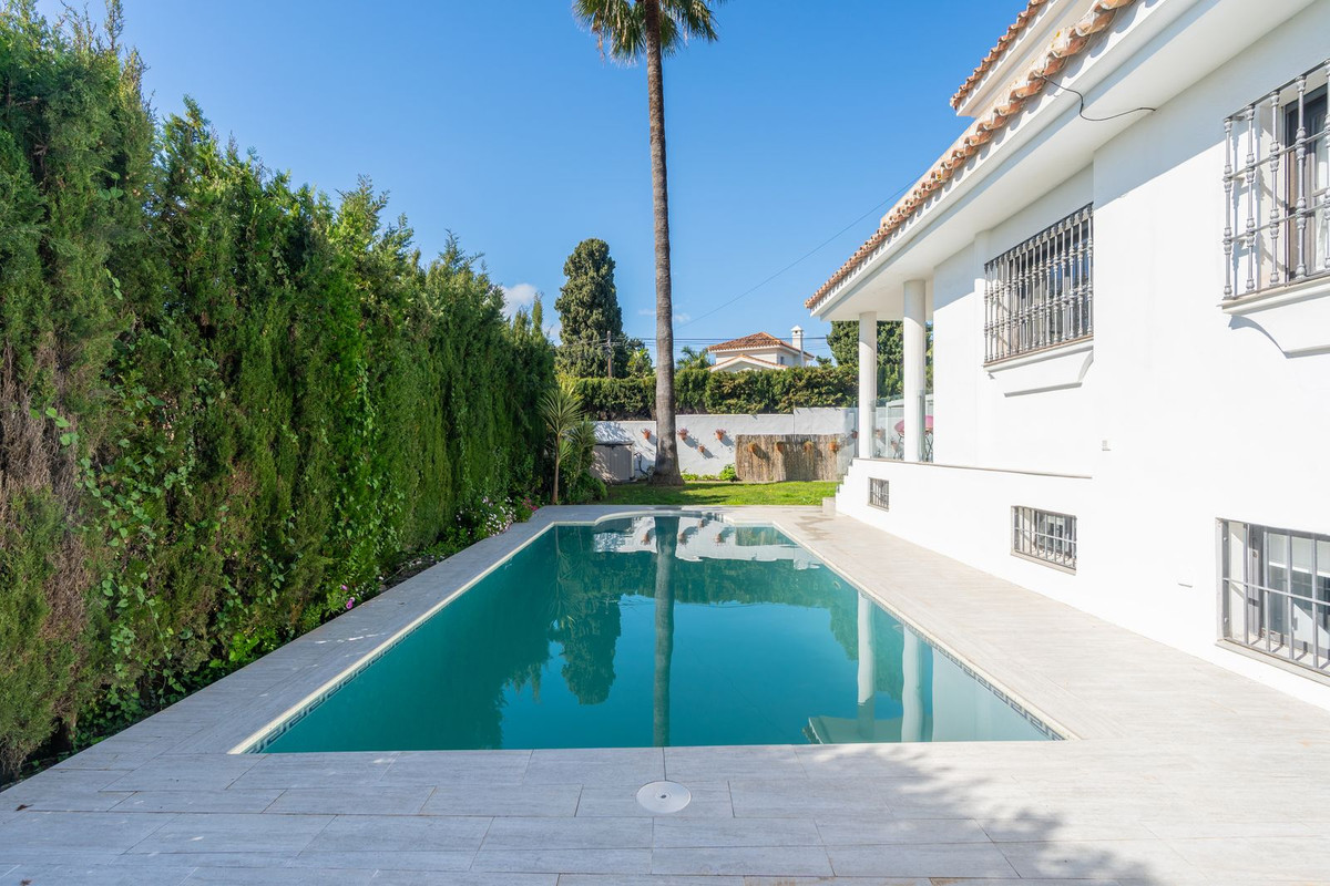 5 Bed Townhouse for sale in El Paraiso Costa Del Sol, Málaga, Spain