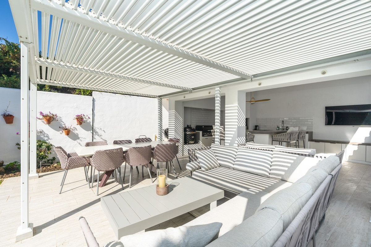 5 Bed Townhouse for sale in El Paraiso Costa Del Sol, Málaga, Spain