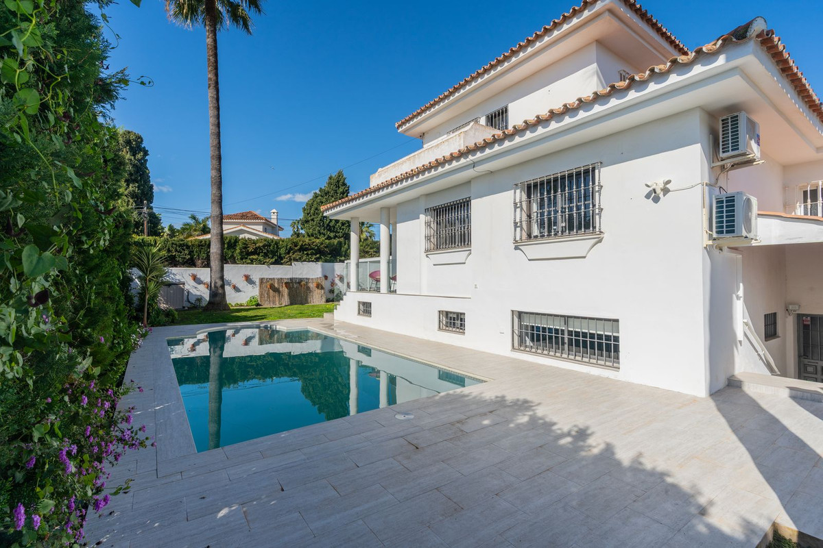 5 Bed Townhouse for sale in El Paraiso Costa Del Sol, Málaga, Spain