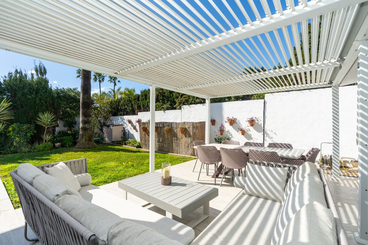 5 Bed Townhouse for sale in El Paraiso Costa Del Sol, Málaga, Spain