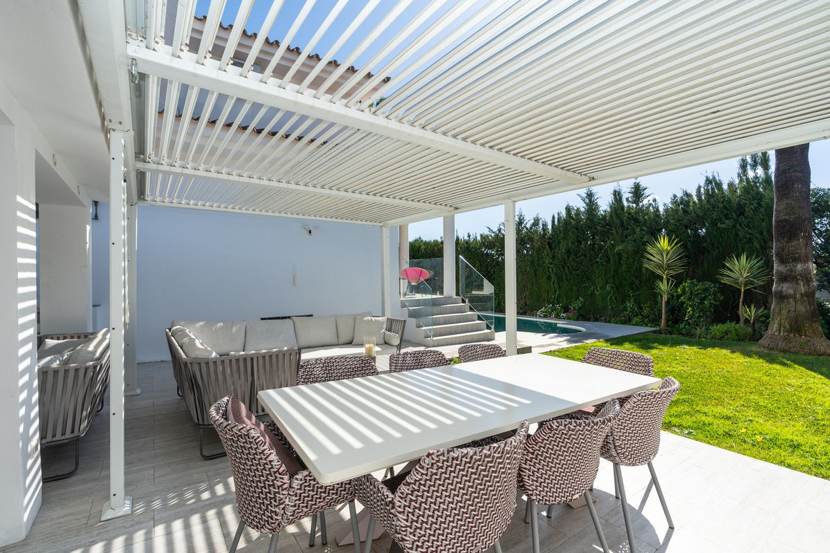 5 Bed Townhouse for sale in El Paraiso Costa Del Sol, Málaga, Spain