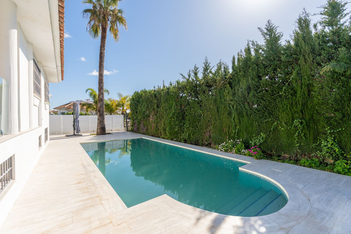 5 Bed Townhouse for sale in El Paraiso Costa Del Sol, Málaga, Spain