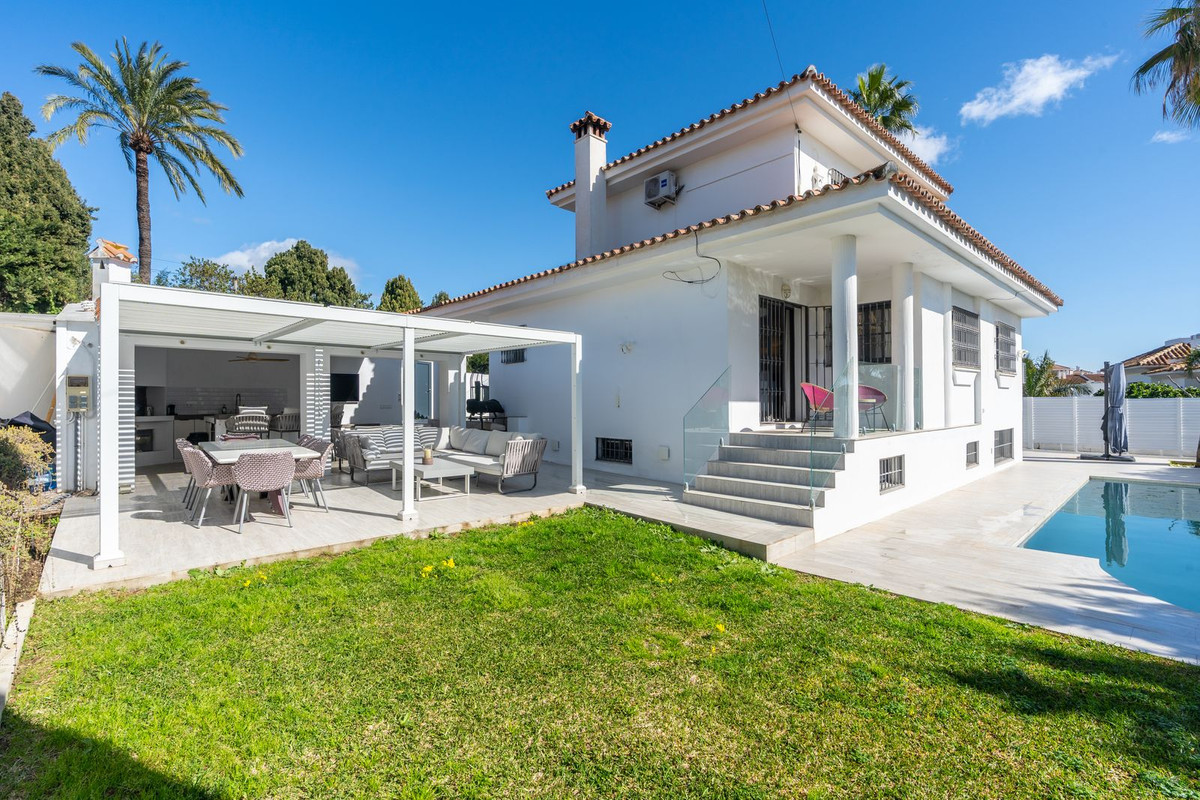 5 Bed Townhouse for sale in El Paraiso Costa Del Sol, Málaga, Spain