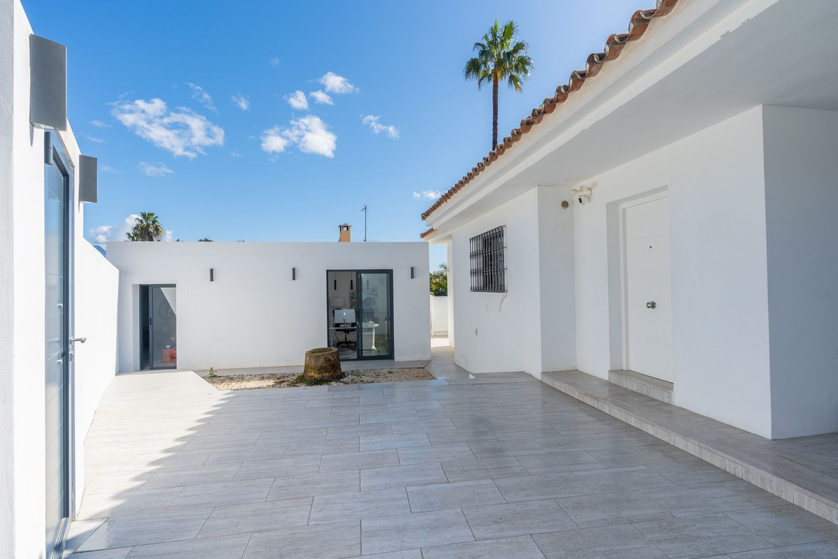 5 Bed Townhouse for sale in El Paraiso Costa Del Sol, Málaga, Spain