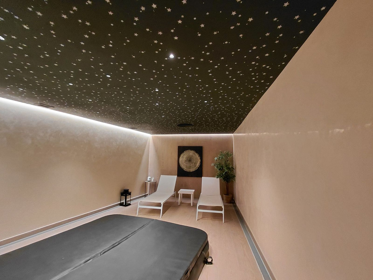 2 Bed Apartment for sale in La Duquesa Costa Del Sol, Málaga, Spain