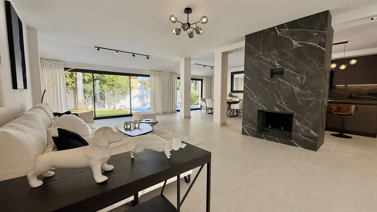5 Bed Townhouse for sale in Nueva Andalucía Costa Del Sol, Málaga, Spain