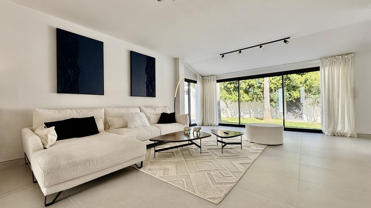 5 Bed Townhouse for sale in Nueva Andalucía Costa Del Sol, Málaga, Spain