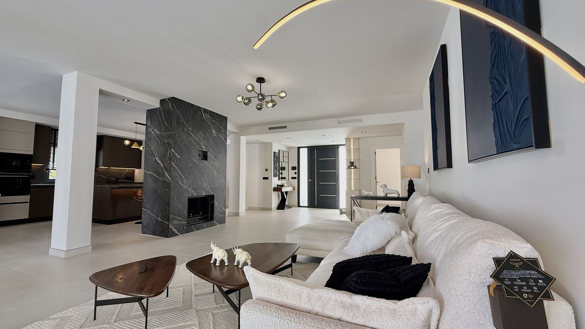 5 Bed Townhouse for sale in Nueva Andalucía Costa Del Sol, Málaga, Spain
