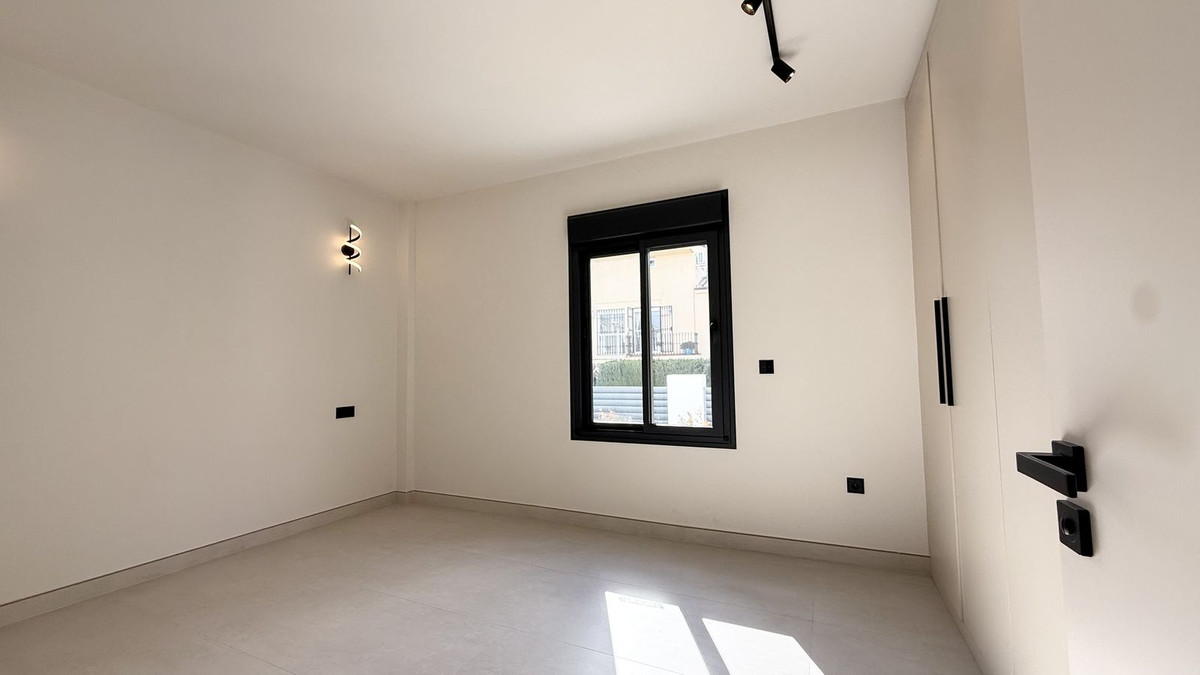 5 Bed Townhouse for sale in Nueva Andalucía Costa Del Sol, Málaga, Spain
