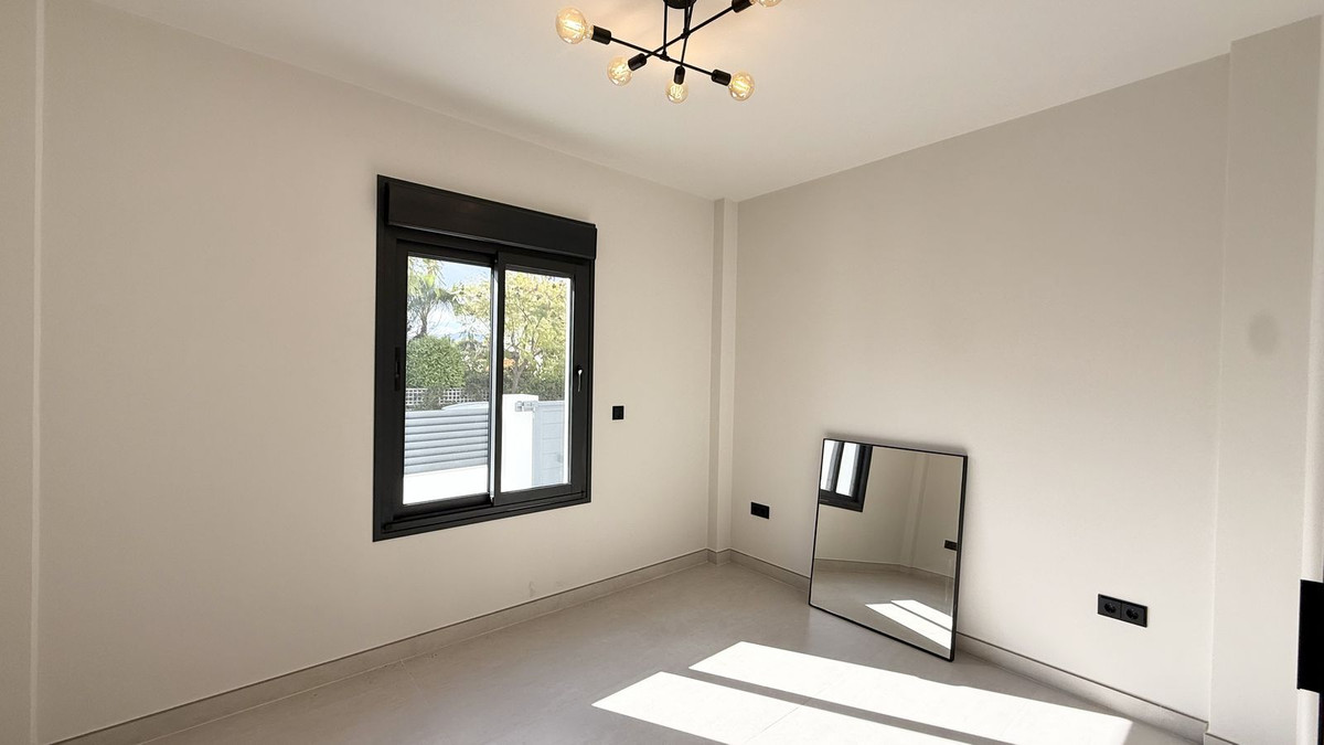 5 Bed Townhouse for sale in Nueva Andalucía Costa Del Sol, Málaga, Spain