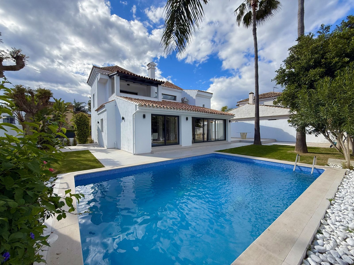 5 Bed Townhouse for sale in Nueva Andalucía Costa Del Sol, Málaga, Spain