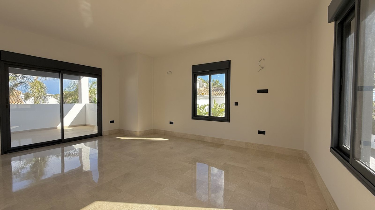 5 Bed Townhouse for sale in Nueva Andalucía Costa Del Sol, Málaga, Spain