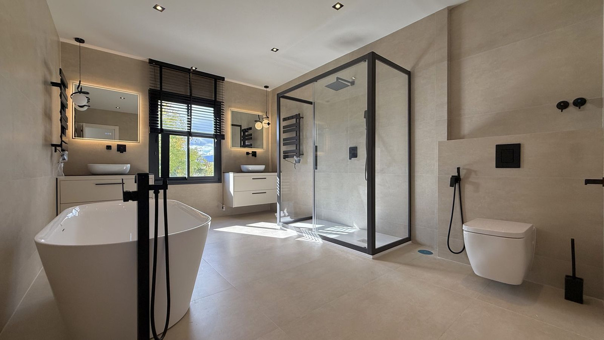 5 Bed Townhouse for sale in Nueva Andalucía Costa Del Sol, Málaga, Spain