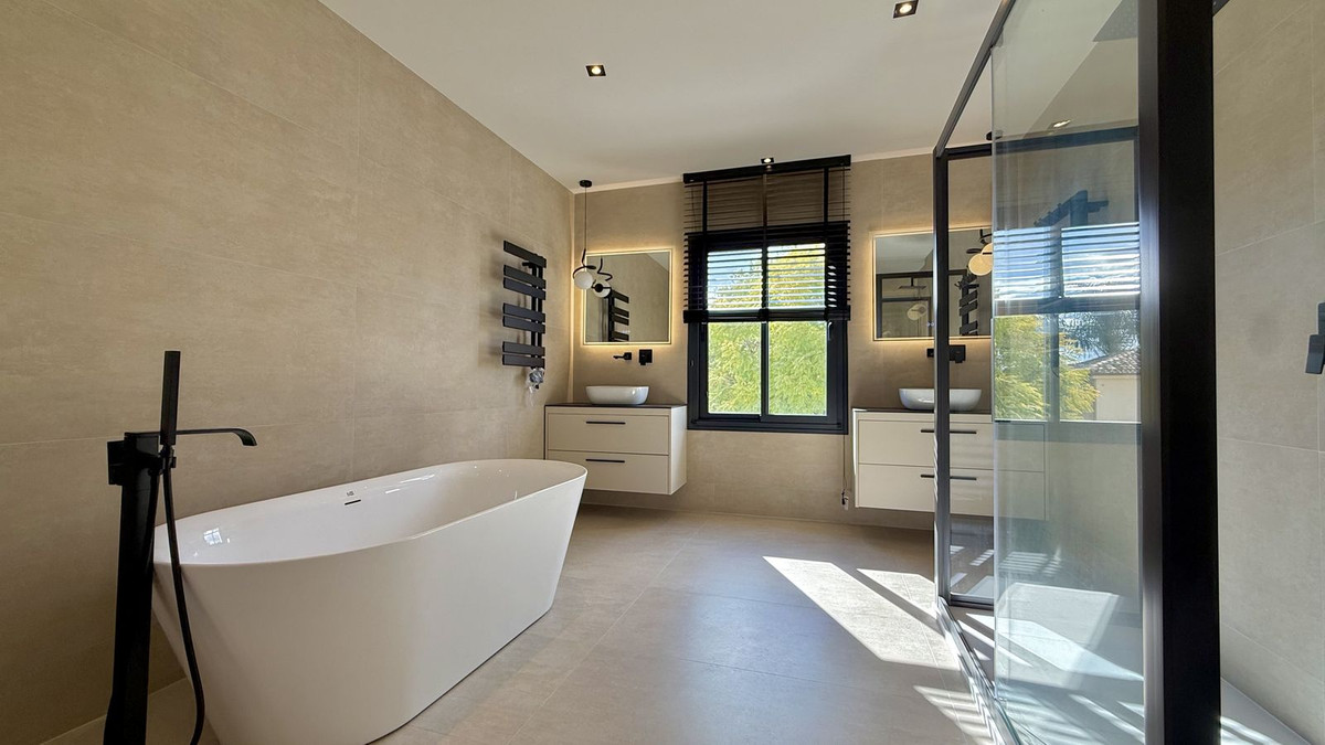 5 Bed Townhouse for sale in Nueva Andalucía Costa Del Sol, Málaga, Spain