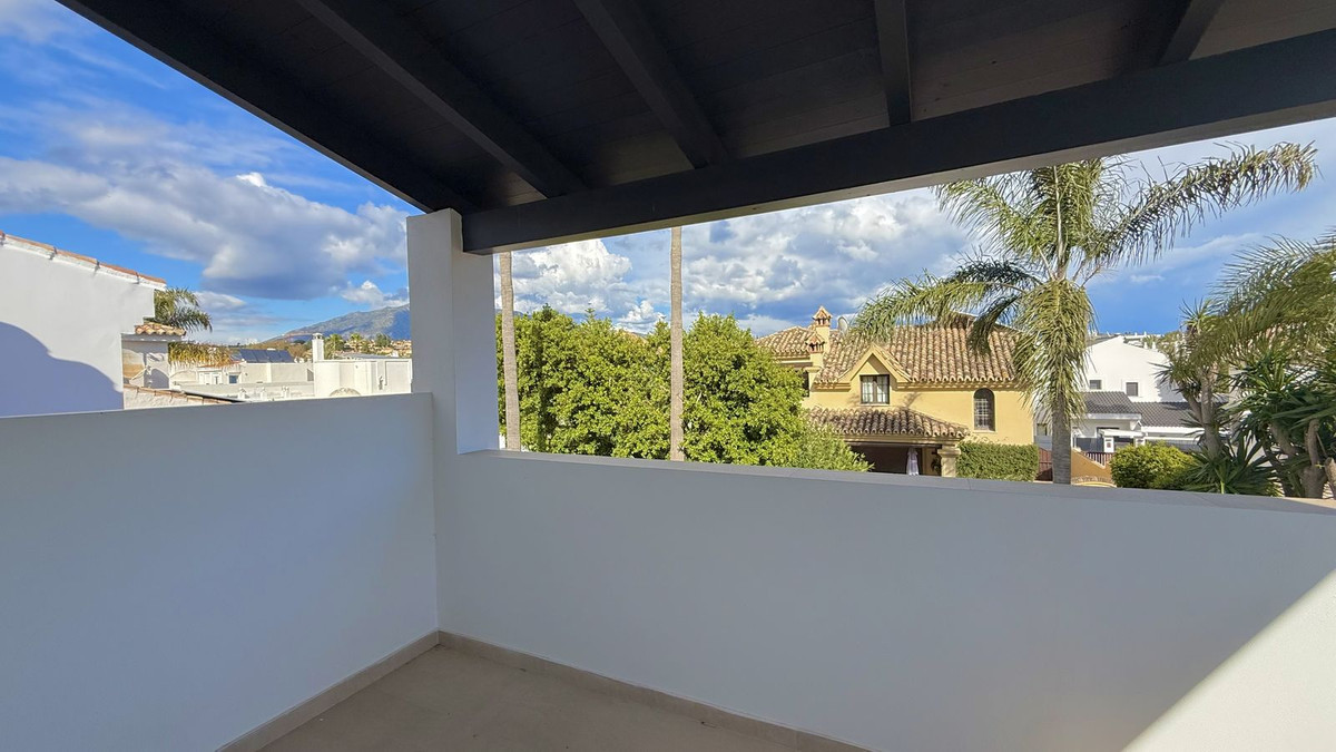 5 Bed Townhouse for sale in Nueva Andalucía Costa Del Sol, Málaga, Spain