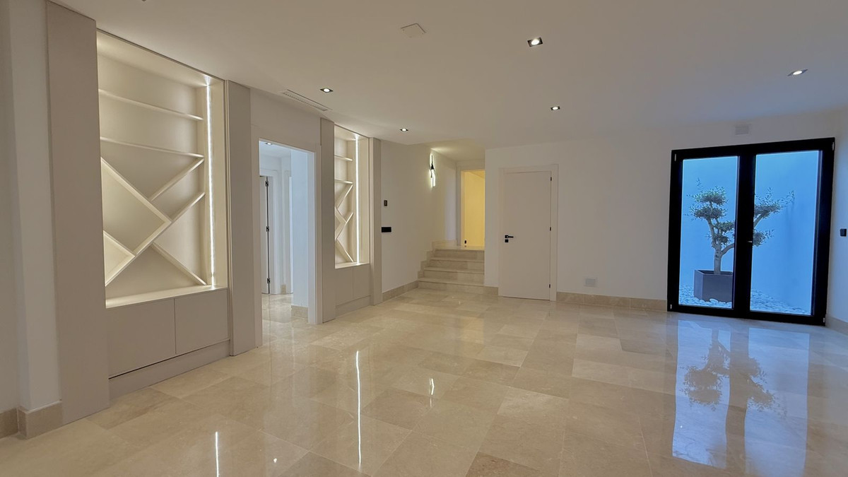 5 Bed Townhouse for sale in Nueva Andalucía Costa Del Sol, Málaga, Spain