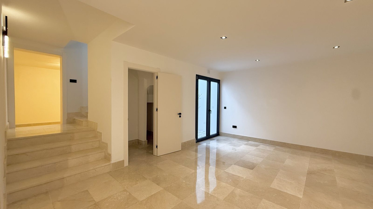 5 Bed Townhouse for sale in Nueva Andalucía Costa Del Sol, Málaga, Spain