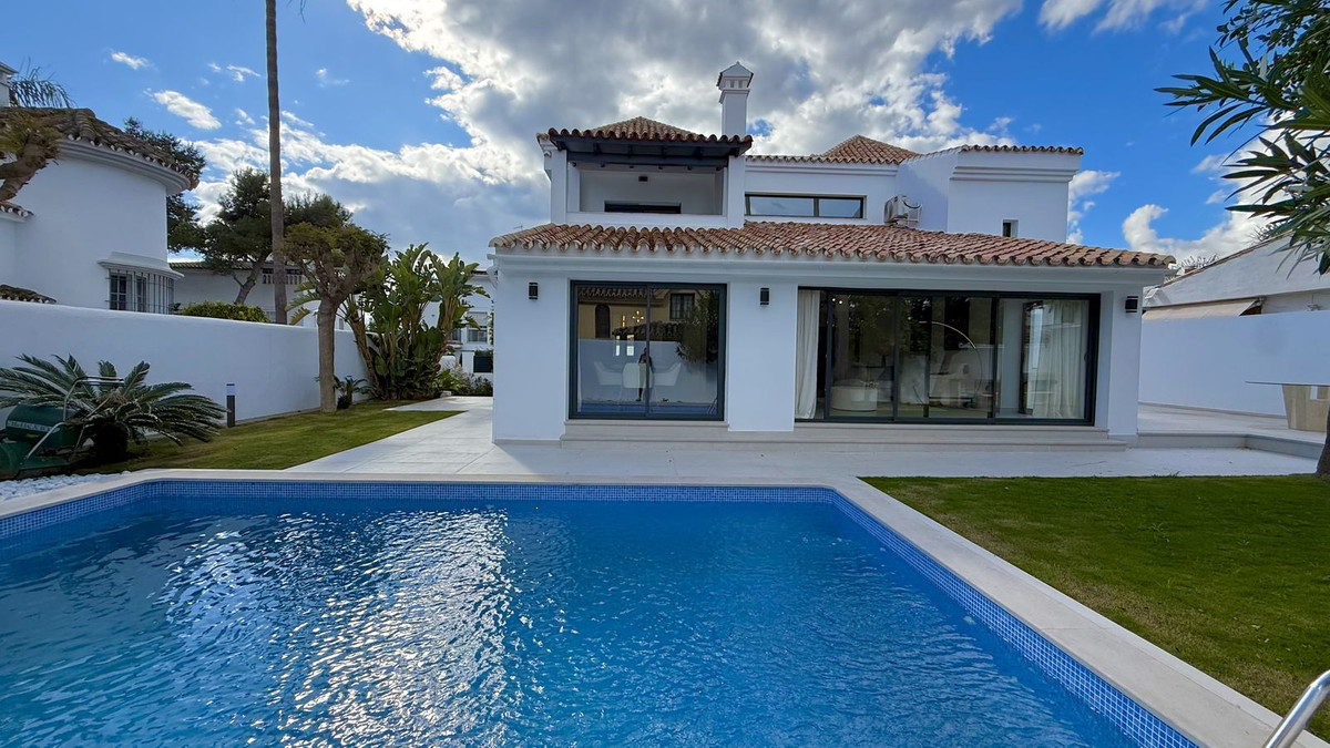 5 Bed Townhouse for sale in Nueva Andalucía Costa Del Sol, Málaga, Spain
