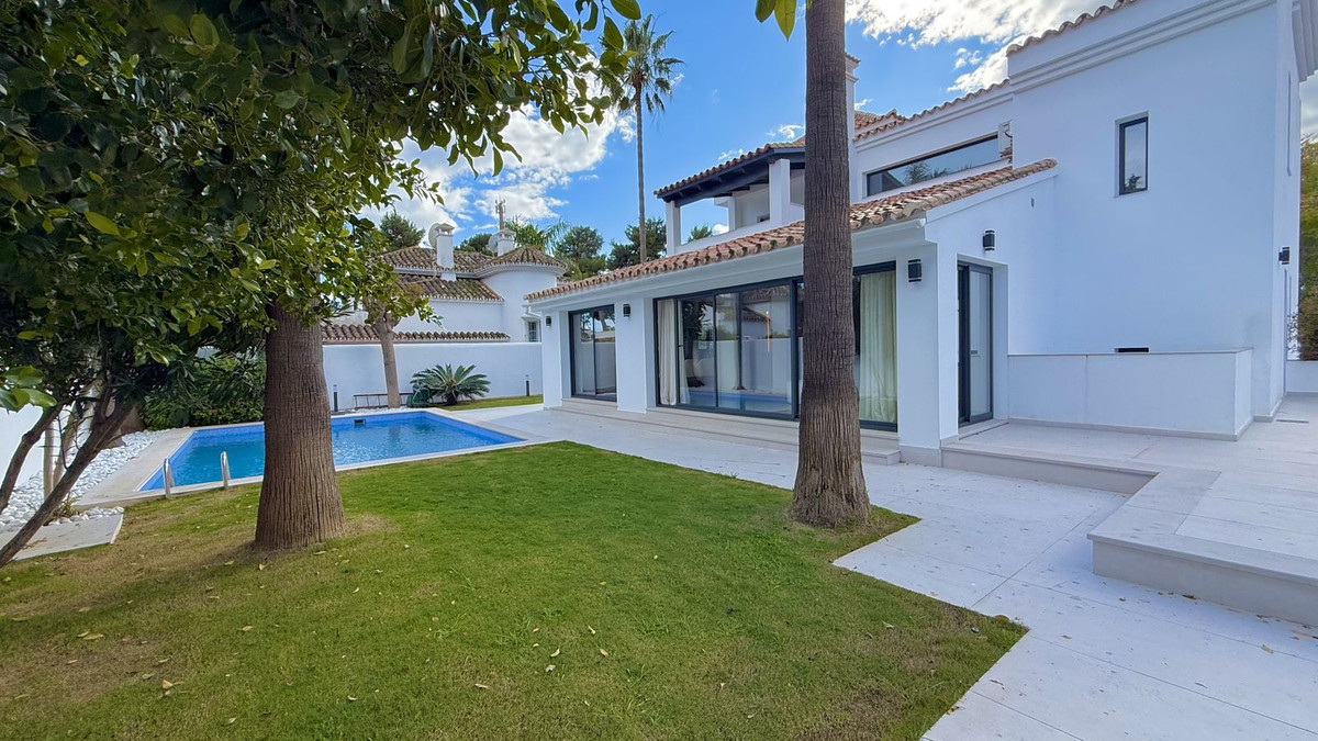 5 Bed Townhouse for sale in Nueva Andalucía Costa Del Sol, Málaga, Spain