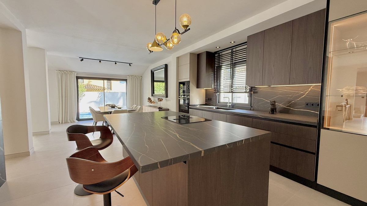 5 Bed Townhouse for sale in Nueva Andalucía Costa Del Sol, Málaga, Spain